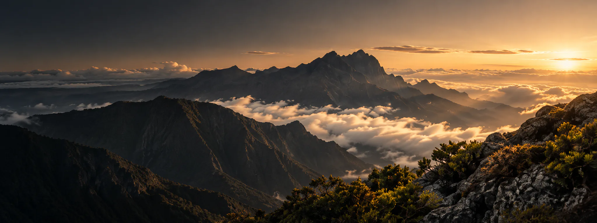 Reliefs volcaniques de La Réunion au lever du jour